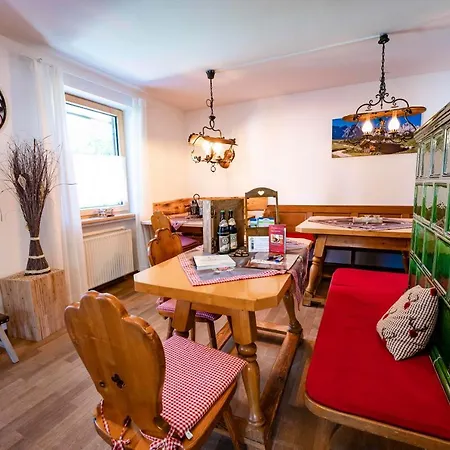 Dom wakacyjny Haus Zum Geigenbauer Mittenwald